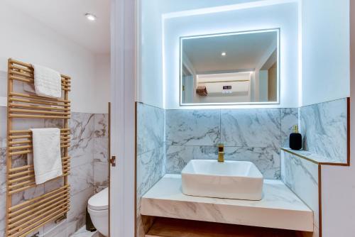 Spacious Brighton Home 2 Ensuites, Weekly & Monthly Stays-Marine LGF by Bluehouse Shortlets Brighton photo 9