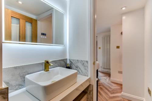 Spacious Brighton Home 2 Ensuites, Weekly & Monthly Stays-Marine LGF by Bluehouse Shortlets Brighton photo 41