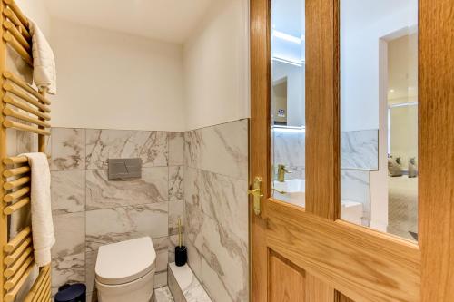 Spacious Brighton Home 2 Ensuites, Weekly & Monthly Stays-Marine LGF by Bluehouse Shortlets Brighton photo 38