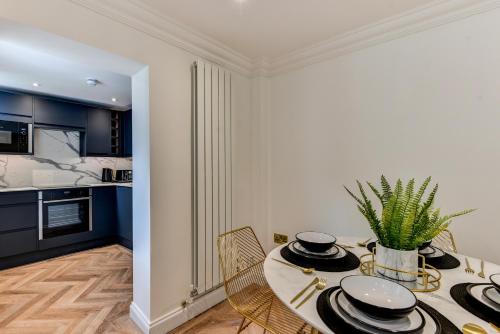 Spacious Brighton Home 2 Ensuites, Weekly & Monthly Stays-Marine LGF by Bluehouse Shortlets Brighton photo 47