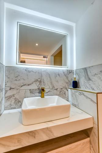 Spacious Brighton Home 2 Ensuites, Weekly & Monthly Stays-Marine LGF by Bluehouse Shortlets Brighton photo 50