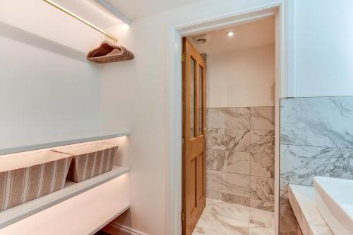 Spacious Brighton Home 2 Ensuites, Weekly & Monthly Stays-Marine LGF by Bluehouse Shortlets Brighton photo 48