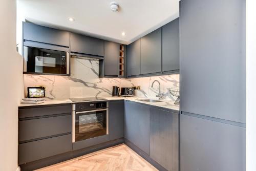 Spacious Brighton Home 2 Ensuites, Weekly & Monthly Stays-Marine LGF by Bluehouse Shortlets Brighton photo 61