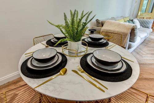 Spacious Brighton Home 2 Ensuites, Weekly & Monthly Stays-Marine LGF by Bluehouse Shortlets Brighton photo 58