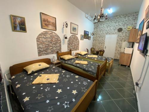 two beds in a room with stars at Apartman Loki in Jagodina