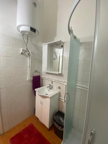 a bathroom with a sink and a mirror at Apartman Loki in Jagodina