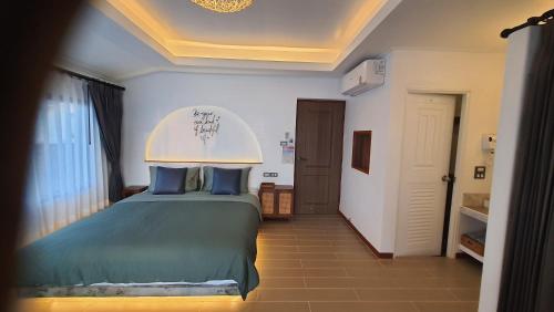 Postel nebo postele na pokoji v ubytování บ้านมัจฉา
