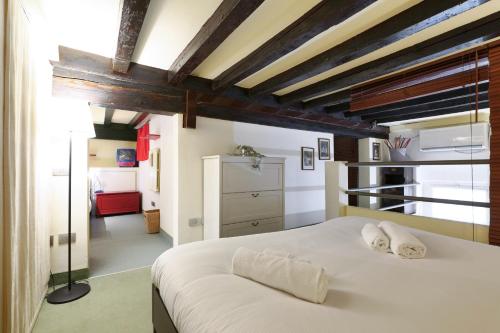 ein Schlafzimmer mit einem großen weißen Bett in einem Zimmer in der Unterkunft PrimoPiano - Rasori in Mailand