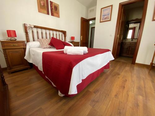 ロンダにあるCasa Ángela by CasaTuristicaのベッドルーム1室(大型ベッド1台、赤と白の毛布付)