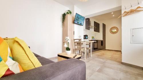 un salon avec un canapé et une table dans l'établissement Le Ptit Paradis - Calme - Wifi - Cour privée - Relax BNB, à Mulhouse