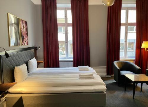 Un pat sau paturi într-o cameră la Unique Hotel Jungfrugatan