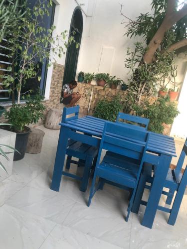 une table bleue et des chaises assises sur une terrasse dans l'établissement Apartamento T1 Mobilado com Wi-Fi, à Praia