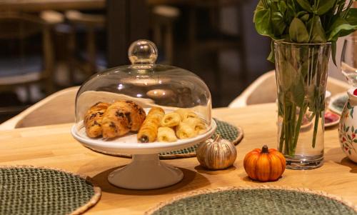 a table with a plate of food in a glass dome at Lisie Sprawki in Bebło