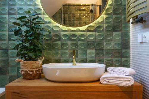 a bathroom with a sink and a mirror at Lisie Sprawki in Bebło
