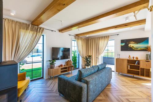 a living room with a couch and a tv at Lisie Sprawki in Bebło