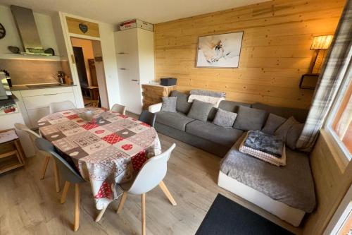 un salon avec une table et un canapé dans l'établissement Le Solaret 1 4-6 person, à Aime La Plagne