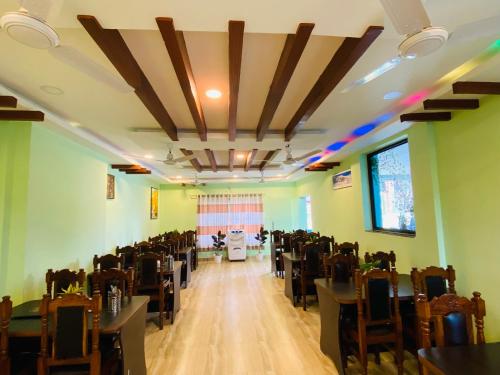 - une salle de banquet avec des chaises et des tables ainsi qu'une chambre non intentionnelle dans l'établissement The Lumbini Hotel, à Rummindei