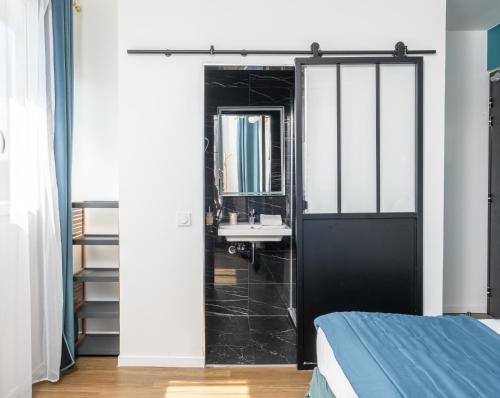 Ένα ή περισσότερα κρεβάτια σε δωμάτιο στο The Originals Boutique, Hôtel Le Marignan,Le Havre Centre Gare