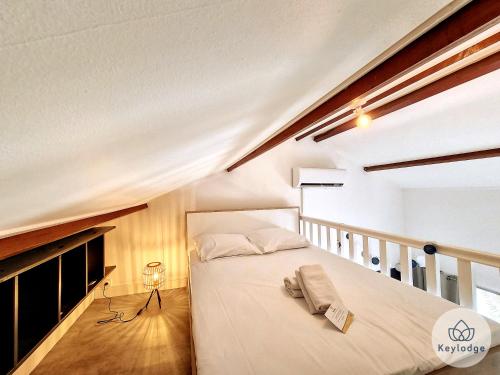 een slaapkamer met een groot bed in een kamer bij Bulle des Roches Noires - 5min de la Plage des Roches Noires - T2 bis - 50m² in Saint-Paul