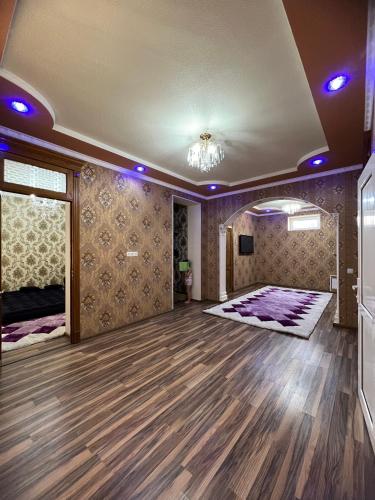 um quarto amplo com uma pista de dança e um lustre em Aruuzat 