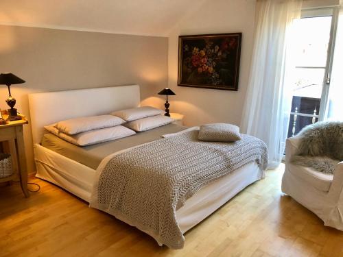 sypialnia z łóżkiem z poduszkami i oknem w obiekcie Ferienhaus Alpennest w mieście Radstadt