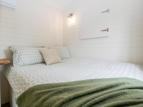a small bedroom with a bed in a room at Willow in Kemble
