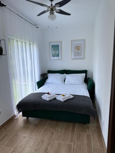 ein Schlafzimmer mit einem Bett mit zwei Handtüchern darauf in der Unterkunft Casa de pe un Deal-Provita de Sus-Prahova in Proviţa de Sus