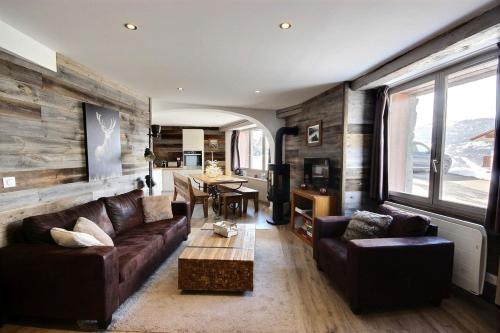 un salon avec un canapé et une table dans l'établissement Le Bouquetin for 8 person, à Aime La Plagne