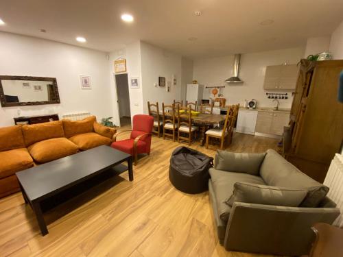 - un salon avec un canapé et une table dans l'établissement El Mirador del Chorrillo, à Olmeda de las Fuentes