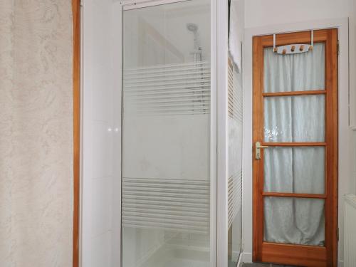 ストーノウェイにあるDunard Villaのバスルーム(シャワー付)のガラスドア