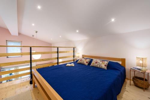 een slaapkamer met een groot blauw bed in een kamer bij Stella Marina Deluxe Apartment in Poreč