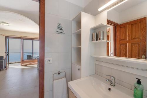 洛斯利亞諾斯德亞里達內的住宿－Moijama 10，设有带水槽的浴室,享有海景
