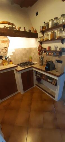 cocina con encimera y fogones horno superior en Nicolas House, en Campiglia dʼOrcia