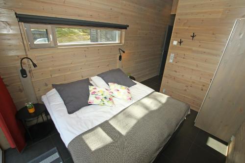 a small bed in a small room with a window at Villa Kanger Ruka 2 in Kuusamo