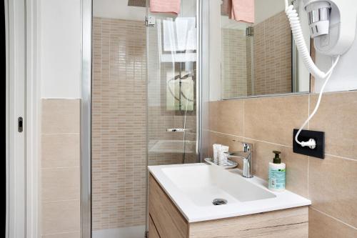 een badkamer met een wastafel en een douche bij Nigella Langhe Home in Niella Belbo
