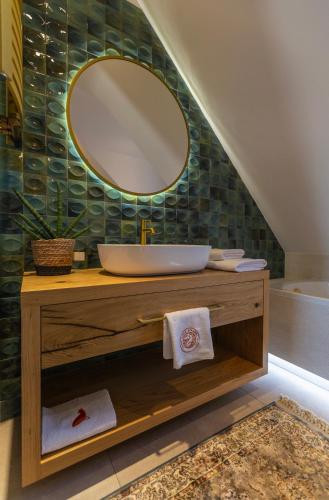 a bathroom with a sink and a mirror at Lisie Sprawki in Bebło