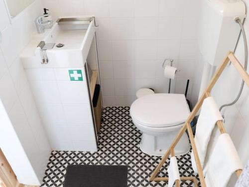 Baño pequeño con aseo y lavamanos en Casa Vento Budens en Budens