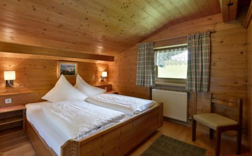 A bed or beds in a room at Gästehaus Hölzl