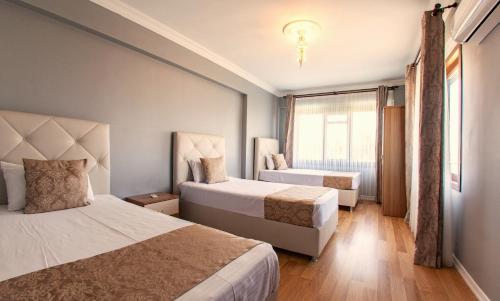 una camera d'albergo con due letti e una finestra di Nevras Resort Sapanca a Sapanca