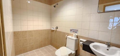un bagno con un water e un lavandino di The Eden Park a Patong Beach