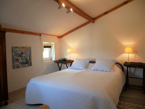 - une chambre avec un lit blanc et 2 oreillers dans l'établissement Nova Park V43, au Coq