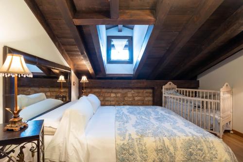 ein Schlafzimmer mit einem großen Bett und einem Dachfenster in der Unterkunft Casa Rural Adolfo in Santa Inés