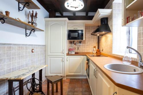 eine Küche mit weißen Schränken und einem Waschbecken in der Unterkunft Casa Rural Adolfo in Santa Inés