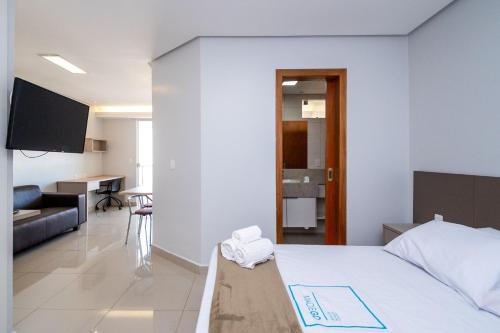 ゴイアニアにあるOnix Bueno Residence - ONXのベッドルーム1室(ベッド1台付)、リビングルームが備わります。