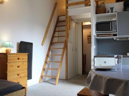 Cette chambre comprend un lit superposé avec une échelle et un four micro-ondes. dans l'établissement Studio Mezzanine 4 Pers, Proche Pistes et Commerces, Balcon Est, Animaux Bienvenus - FR-1-330-530, à Risoul