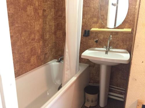 La salle de bains est pourvue d'un lavabo, de toilettes, d'une baignoire et d'un miroir. dans l'établissement Studio Mezzanine 4 Pers, Proche Pistes et Commerces, Balcon Est, Animaux Bienvenus - FR-1-330-530, à Risoul