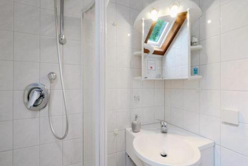 Koupelna v ubytování Lass-deine-Seele-baumeln-in-der-Natur-im-Ferienhaus-Felix-von-Mein-Seepark