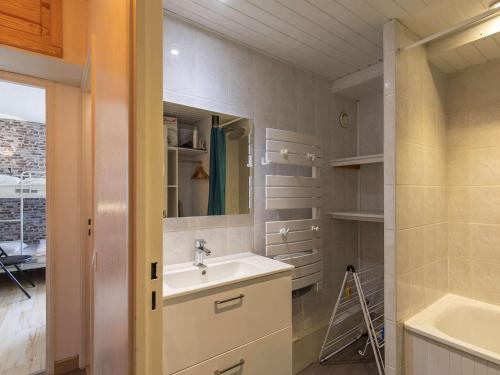 une salle de bain avec un lavabo et un miroir dans l'établissement Appartement spacieux à Gourette, 8 pers, 2 ch, entrée station, bien équipé, casier à skis - FR-1-400-113, à Eaux-Bonnes
