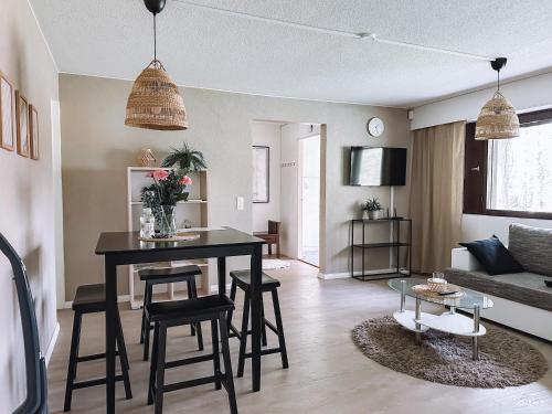 ein Wohnzimmer mit einem Tisch und Stühlen im Zimmer in der Unterkunft Sapelin airbnb, Parkano in Parkano