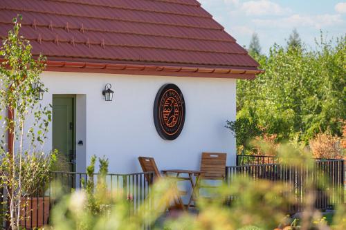 une maison blanche avec un panneau sur son côté dans l'établissement Lisie Sprawki, à Bebło